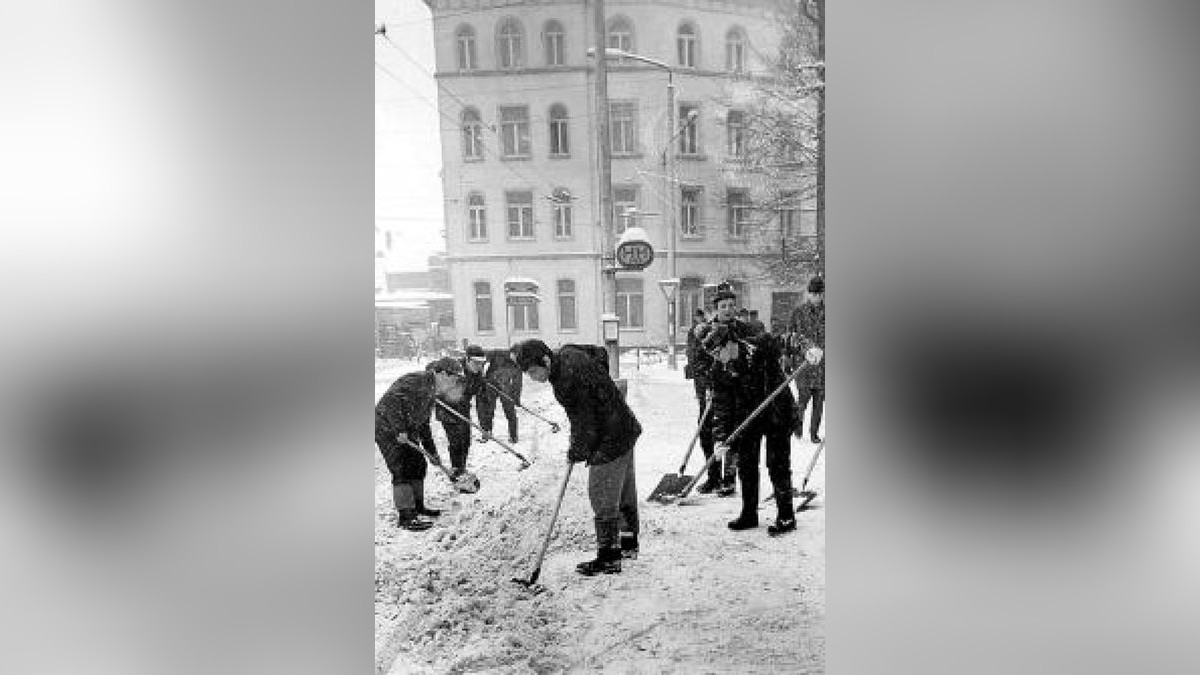 Voller Schnee lagen die Erfurter Straße im Winter 1970 . Foto: TA