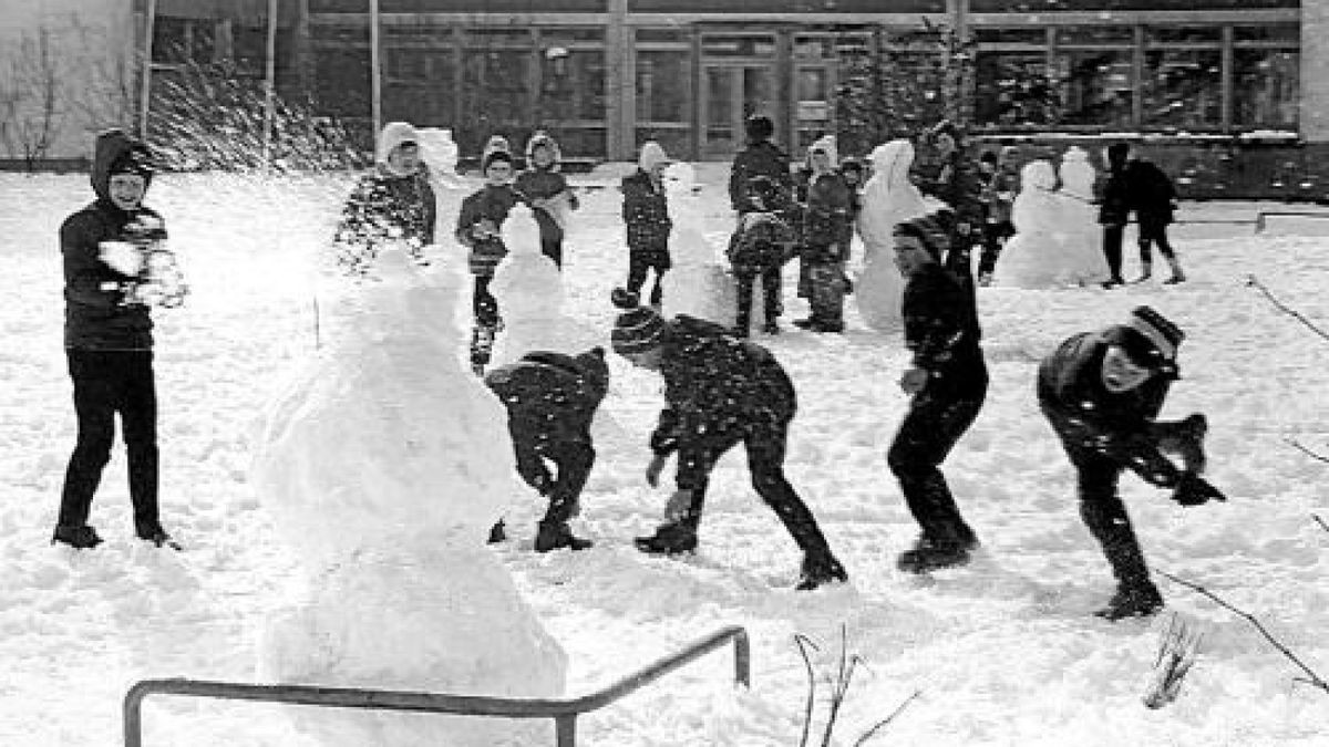 Auch wenn es Erzieher und Lehrer nicht gern sehen: Der Reiz einer Schneeballschlacht war schon immer groß. Foto: TA