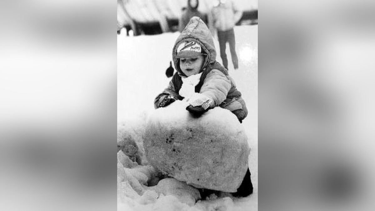 Schon die Kleinsten haben bisweilen ihren Spaß im Schnee - auch 1992 in Erfurt. Foto: Ralf Ehrlich