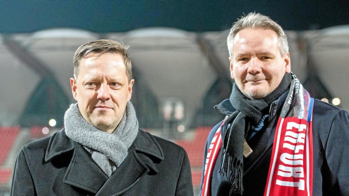 Im Bild zu sehen sind der Präsident des FC Rot-Weiß Erfurt, Frank Nowag (rechts) und der neue Aufsichtsratsvorsitzende, Michael Tallai von der Mediengruppe Thüringen.