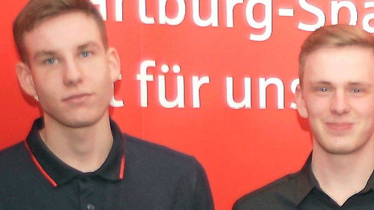 Sebastian Beck (links) und Robert Böttner vom Ernst-Abbé-Gymnasium erreichten den zweiten Platz in der Nachhaltigkeitswertung.