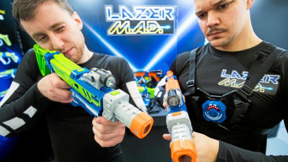 Das Infrarot-Kampfspiel mit unsichtbaren Infrarotstrahlen Lazer M.A.D. von Silverlit Toys Manufactory wird während der Neuheitenschau zur 69. Internationalen Spielwarenmesse präsentiert. Foto: dpa