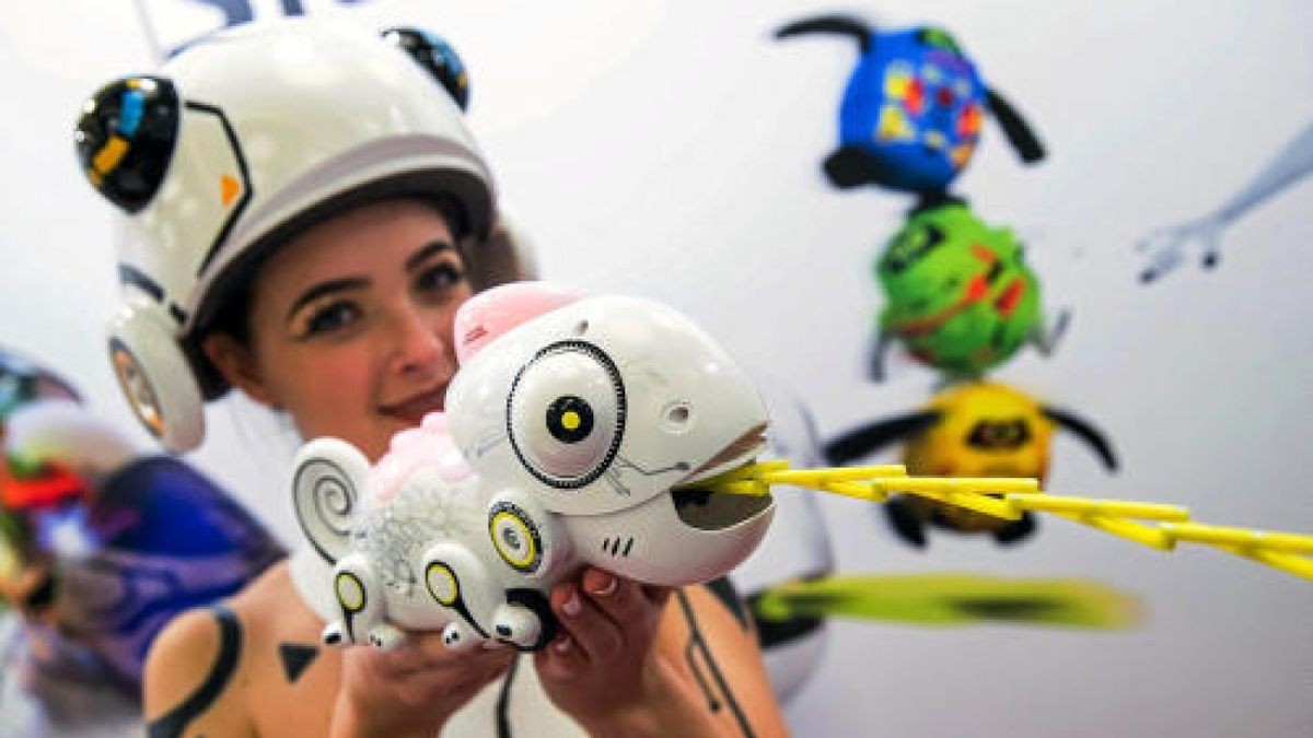 Ein als Chamäleon verkleidetes Model präsentiert während der Neuheitenschau zur 69. Internationalen Spielwarenmesse den Robo Chameleon von Silverlit Toys Manufactory. Foto: Daniel Karmann/dpa