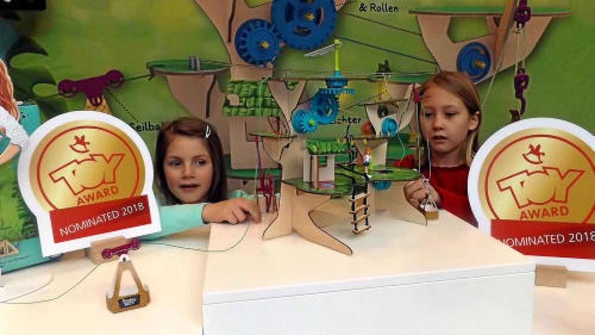 Lena und Paul präsentieren auf der internationalen Spielwarenmesse 2018 in Nürnberg den Kosmos-Experimentierkasten Baumhaus. Foto: Norbert Block