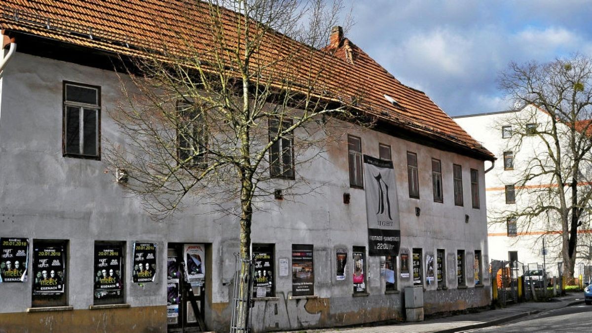 So steht das Gebäude viele Jahre. Nichts bewegt sich. Im hinteren Teil wird der Verfall von außen noch sichtbarer. Jetzt plant die SWG hier eine Umnutzung. Sie will Appartements für betreutes und barrierefreies Wohnen errichten. Der 1906 errichtete Jugendstilsaal soll erhalten werden.