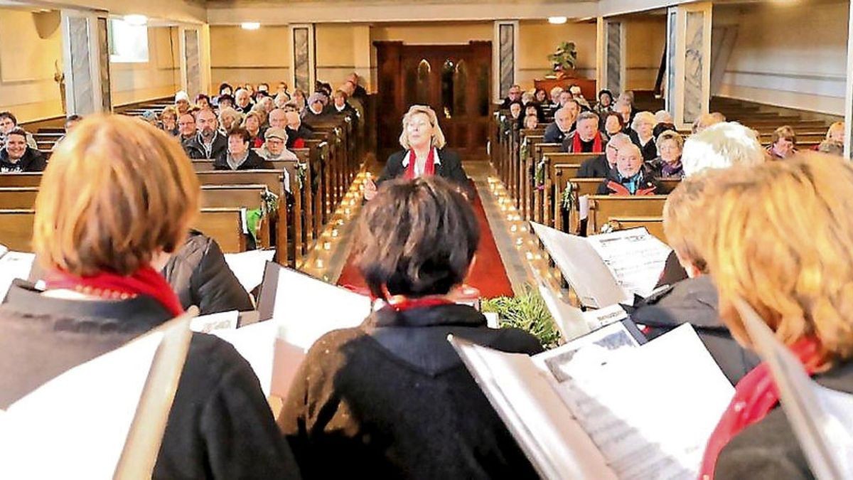 Der Remstädter Frauenchor singt unter Leitung von Bürgermeisterin Eva-Marie Schuchardt in der frisch renovierten Kirche Remstädt.