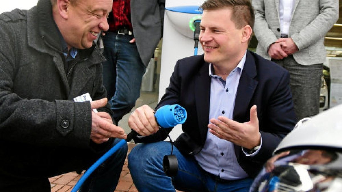 Uwe Richter, Andreas Fiedler, Sascha Albertsmeyer und Ronny Schwolow (von links) bei der Einweihung einer weiteren E-Tankstelle.Foto: Peter Cott