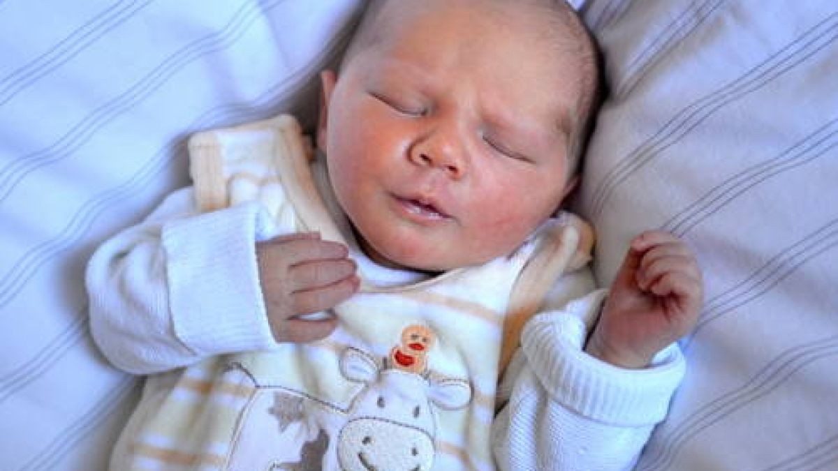 Lena Henning Wohnort: Kallmerode Geboren am: 22. August Uhrzeit: 10.49 Zentimeter Größe: 51 Zentimeter Gewicht: 3350 Gramm Eltern: Franziska und David Henning Baby der Woche Foto: Eckhard Jüngel