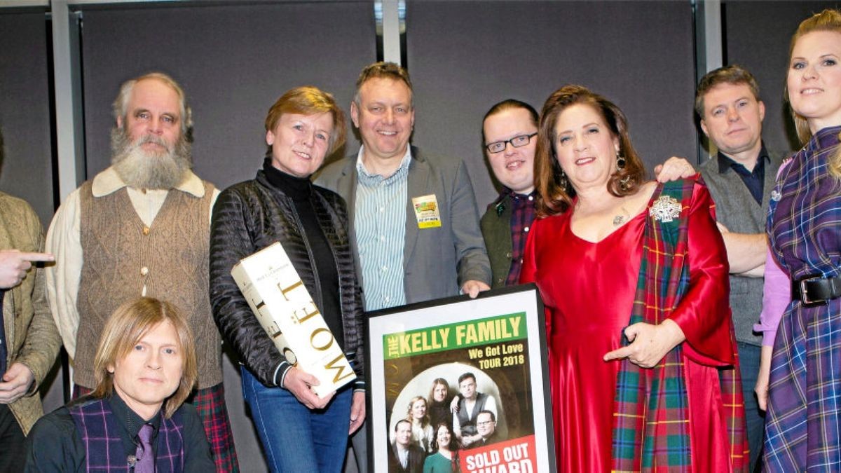 (von links nach rechts) Joey Kelly, Paul Kelly (hinten), John Michael Kelly (vorn), Helga Schafhauser (Projektleiterin Messe Erfurt GmbH), Michael Kynast (Geschäftsführer Messe Erfurt GmbH), Angelo Kelly, Kathy Kelly, Jimmy Kelly und Patricia Kelly