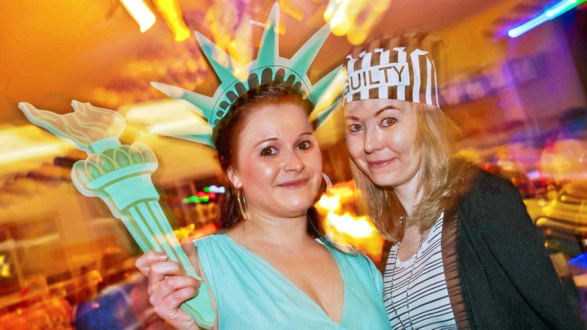 Viktoria Jakobi und Andra Jung (von links) feierten in Kostümierung als New Yorker Freiheitsstatue und Gefängnisinsassin beim Diedorfer Weiberfasching am Donnerstagabend in der Festhalle.