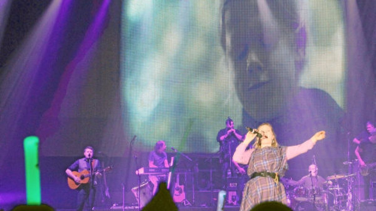 Mit Gold in der Kehle und viel Gefühl in der Stimme: Patricia Kelly hatte wie alle ihre Geschwister beim Konzert in der Erfurter Messe ihre Solo-Auftritte. Sie dankte dem Publikum für seine Treue und lobte Erfurt in höchsten Tönen. Mehr Fotos im Internet unter www.tlz.deFoto: Martin Lücke