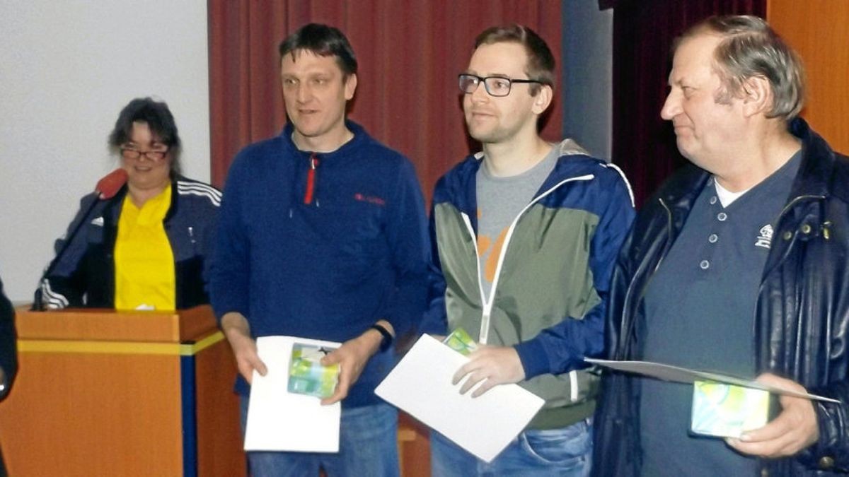 Wurden mit dem DFB-Ehrenamtspreis ausgezeichnet: Peter Fuchs SG Medizin Bad Sulza, von rechts), Rene Stix (SV Thuringia Königsee) und Patrick Volland (SV Ilmtal Manebach) aus.