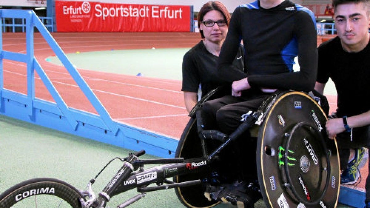 Neue Heimat HSC Erfurt: Mohammad Rezaei (rechts) fühlt sich wohl im Handicap Sports Club bei seinen Vereinskameraden Maximilian Heilek und Isabelle Foerder. Auch die Stadt gefällt ihm sehr. Nun hofft er auf ein dauerhaftes Aufenthaltsrecht und die Möglichkeit, dass seine Familie aus Afghanistan nachkommen kann. Foto: Jakob Maschke