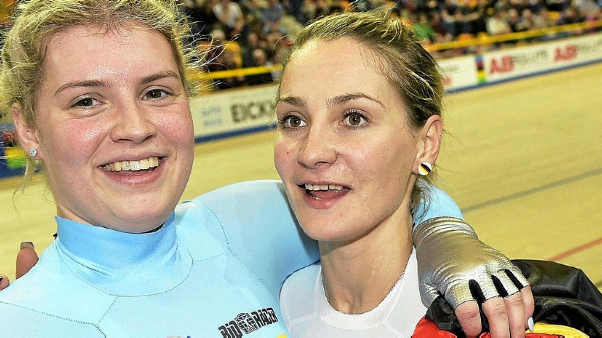 Faire Verliererin: Kristina Vogel (rechts) gratuliert der Keirin-Weltmeisterin Nicky Degrendele. Foto: