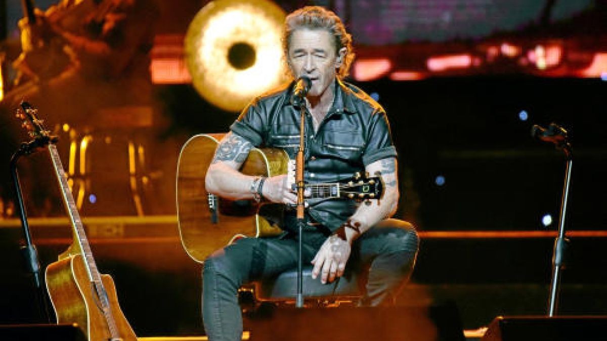 Peter Maffay steht bei seiner MTV-Unplugged-Tour auf der Bühne der Messe Erfurt.