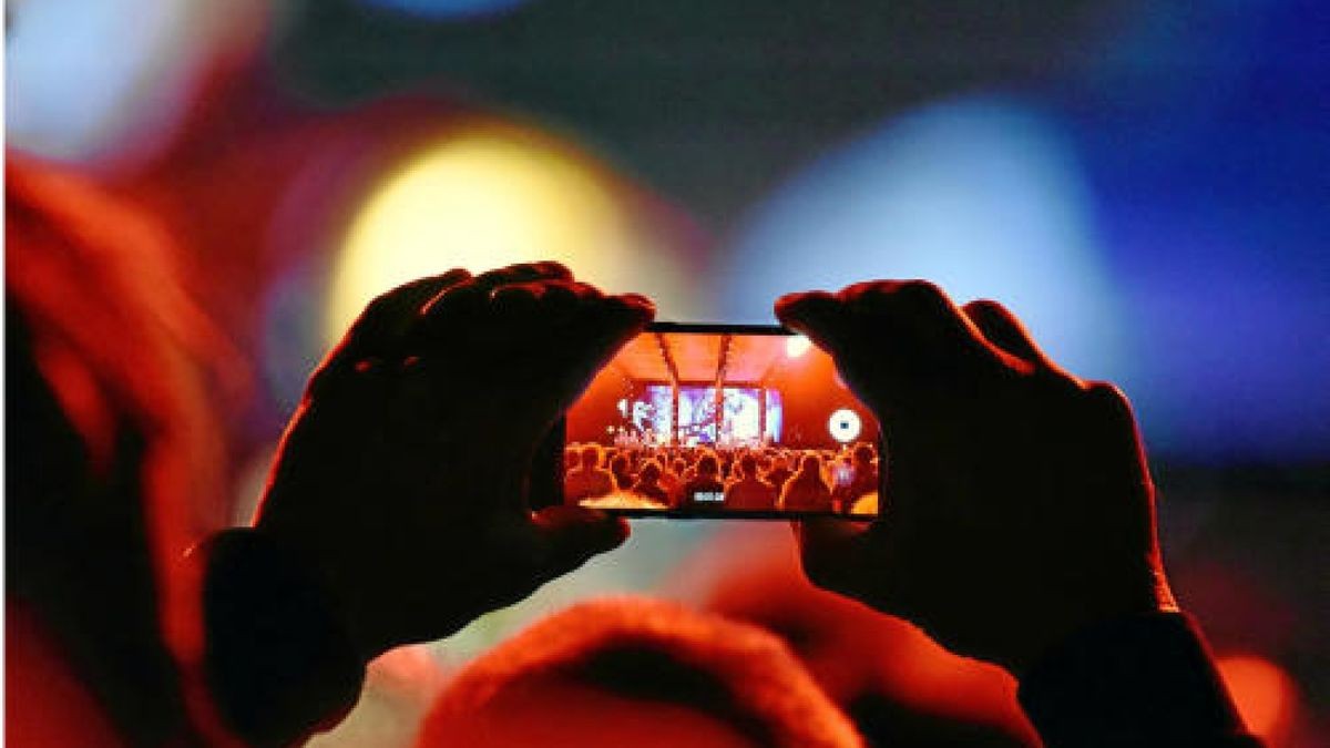 Peter Maffay steht bei seiner MTV-Unplugged-Tour auf der Bühne der Messe Erfurt.