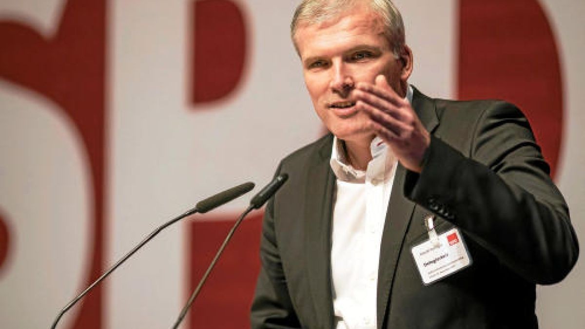 Amtsinhaber Andreas Bausewein (SPD). Der 44-Jährige ist seit 2006 Oberbürgermeister von Erfurt und war von 2014 bis Ende 2017 Landesvorsitzender der SPD Thüringen.