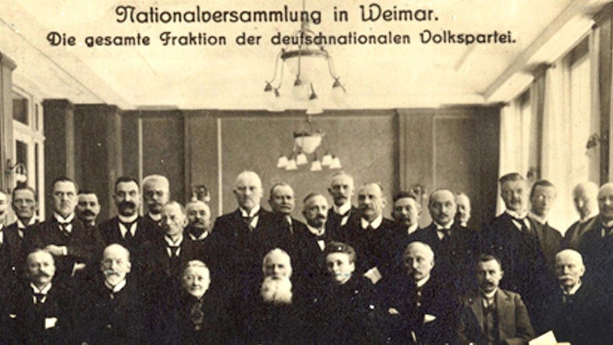 Die komplette Fraktion der konservativen Deutschnationalen Volkspartei in der Weimarer Nationalversammlung 1919. Clemens von Delbrück sitzt in der ersten Reihe (3. von rechts). Von seiner Fraktion wird er in den Verfassungsausschuss entsandt, wo er maßgeblich an der Weimarer Verfassung mitarbeitet.