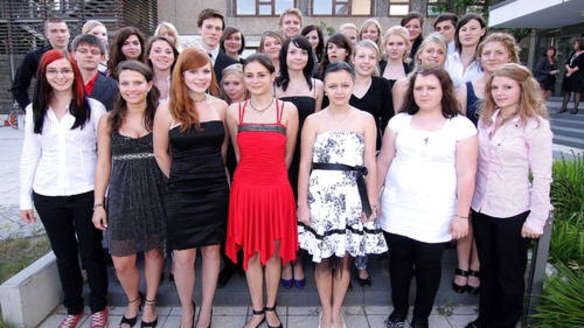 Humboldt-Gymnasium Weimar: Leonhard Alscher, Marie-Luise Baumann, Carolin Beuthan, Carol-Lynn Greta Birke, Karl Braun, Julia Bulland, Anna Coisman, Maria Damboldt, Julia Gronau, Christin Grubert, Theresa Hannes, Benjamin Hertel, Lisa Himßler, Marie Luise Horn, Karoline Hudl, Anna Hupe, Maximilian Toni Jansig, Katharina Kister, Tanita Ködderitzsch, Johanna Lehmann, Vivian Marhold, Louise Meier, Lana Michel, Denise Rejzek, Rosa Reske, Katy Riedel, Robin Rödiger, Jacqueline Rosenkranz, Alexandra Rüger, Stephanie Schindzielarz, David Schnelling, Alexandr Shmelkin, Katharina Siefert, Justus Ullrich, Anna Urakov, Christian Wagner, Catharina Wiesenburg und Valerie Zimmermann. Foto: Christoph Heß