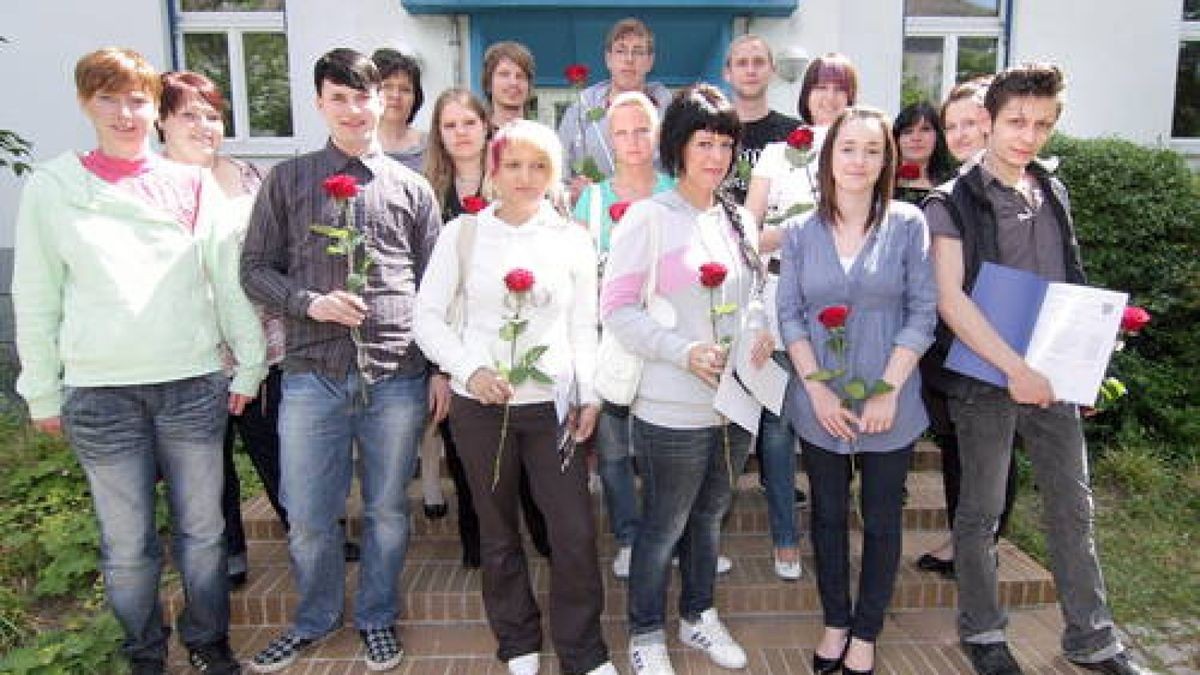 Berufsschule für Gesundheit und Soziales. Klasse Ki 8/2: Christin Appenrodt, Monique-Aileene Burghardt, Nancy Czunczeleit, Florian Fröhlich, Sven Gohlke, Marcus Grabe, Melanie Härter, Jacqueline Hildesheim, Eva Maria Hüttenrauch, Nancy Kampe, Christin Linse, Stephan Marks, Patricia Micksch, Mario Ritter, Michaela Schmidt, Carolin Simonsen, Tina Spielmann, Jenny Winkler und Klassenlehrerin Cornelia Wenske. Foto: Christoph Heß