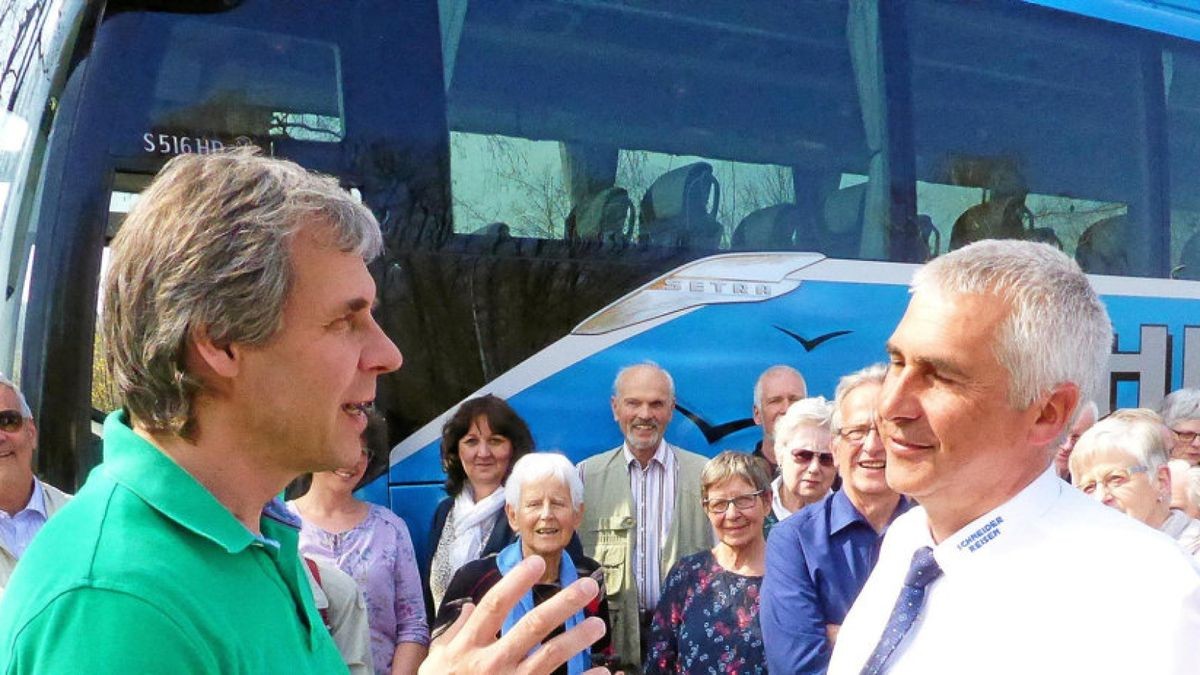 Pfarrer Otfried Pappe (links) spricht mit dem Busfahrer Markus Hugi die nächsten Stationen ab.