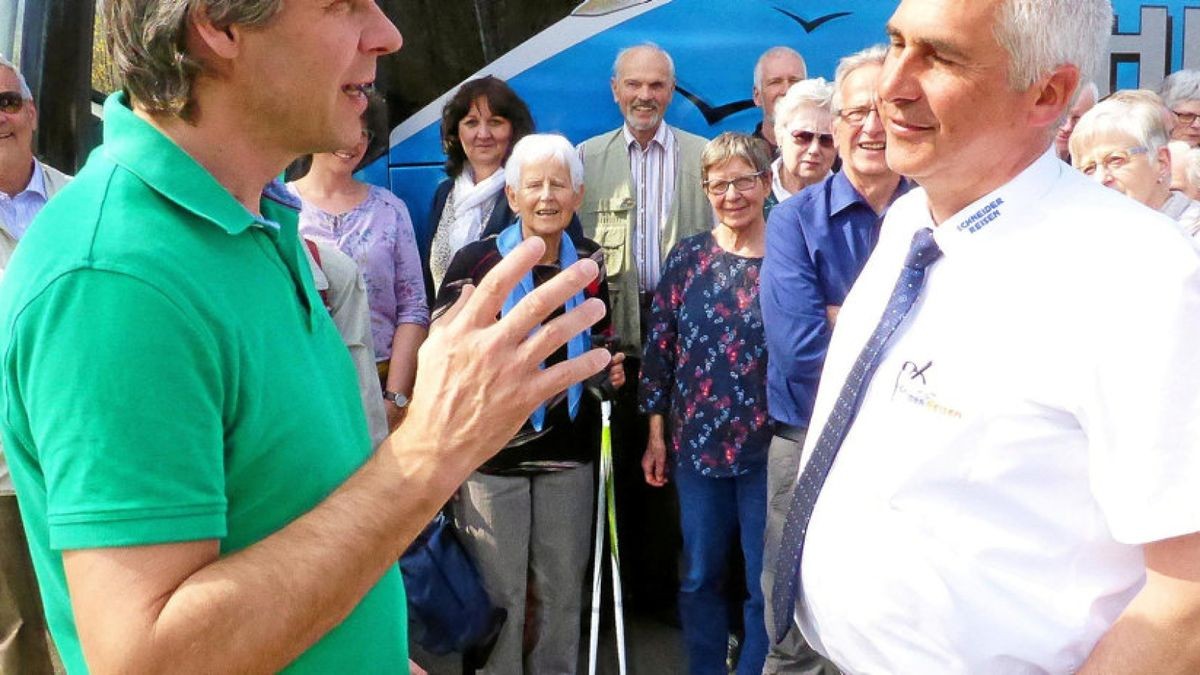 Pfarrer Otfried Pappe (links) spricht mit dem Busfahrer Markus Hugi die nächsten Stationen ab.Fotos: Jürgen Backhaus (3)