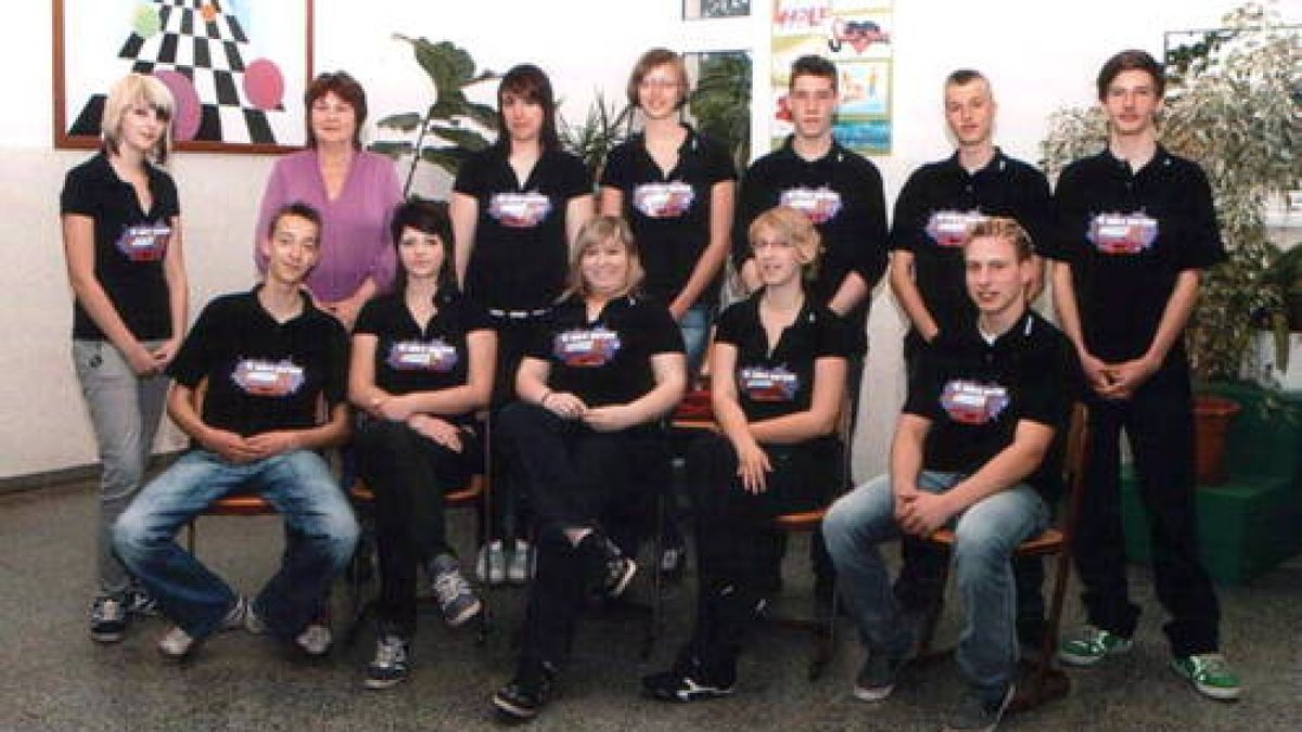 Regelschule Berlstedt. Klasse 10a: Maximilian Basche, Lisa Döbel, Patrick Gottschämmer, Florian Kaiser, Julia Kerber, Dominik Köcher, Philipp Langbein, Sharon Obenaus, Luise Repka, Alexandra Röse-Oberreich, Michelle Sauberbrey, Tizian Seifert und Klassenlehrerin Christiane Urban. Foto: privat