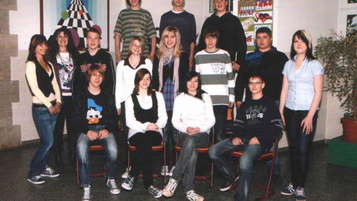 Regelschule Berlstedt. Ein ganzes Schuljahr lang muss die Berlstedter Klasse 9 noch schwitzen. Zum Abschied von ihren beiden Schulabgängern aber ließ sich die ganze Klasse mit noch einmal gemeinsam mit Dustin Bänder und Miriam Henning sowie mit Klassenlehrerin Doreen Baars fotografieren.