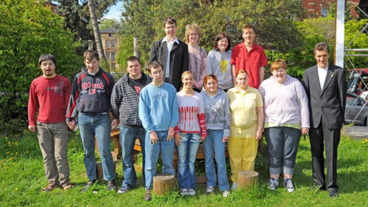 Johannes-Landenberger-Förderzentrum Weimar: Marcel Furche, Dorina Kuppardt, Christopher Dittmar, Kathrin Menge, Stephanie Reiber, Thomas Schachtschabel, Christine Tischler, Matthias Heinz, Sven Chlebik, Andreas Löwer, Jeanine Horz,
Marilyn Dinger und die Klassenlehrer Silvana Lehmann, Ute Gernand, Karola Müller, Ingrid Käppel, Ronald Barth. Foto: M. Schuck