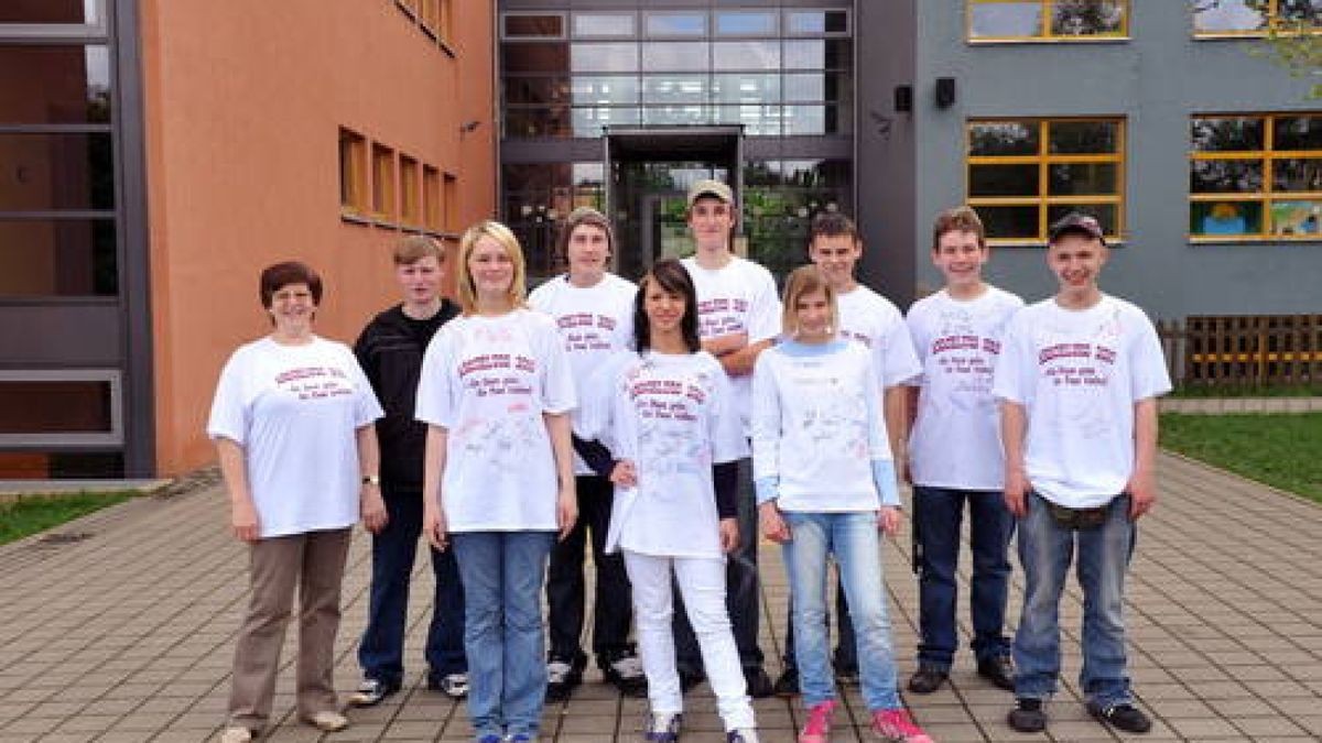 Staatliches regionales Förderzentrum Apolda. Klasse 9H: Patrick Boecker, Steffen Eckardt, Waldemar Eichler, Dominik Gebauer, Andrea Gurr, Christopher Seelig, Christopher Steinmetz, Juliane Schubert, Birgit Steinwachs und Klassenlehrerin Ursula Blumenthal. Foto: Harald Fahrnholz