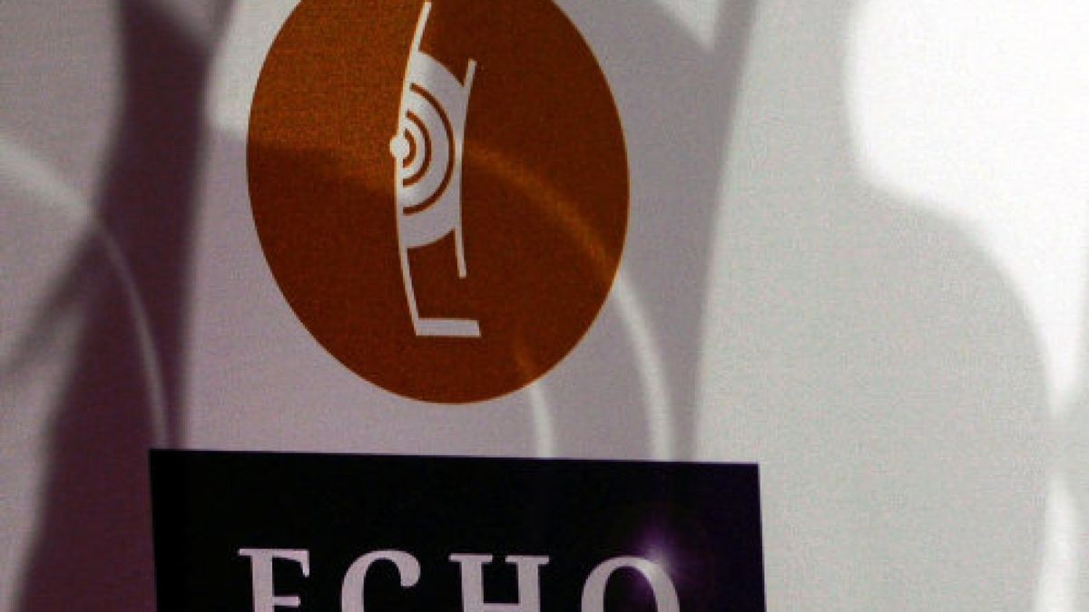 ARCHIV - 27.03.2014, Berlin: Der Schatten einer Echo-Trophäe ist am bei der Verleihung des Musikpreises Echo auf einer Wand mit dem Logo der Veranstaltung zu sehen. (zu dpa 