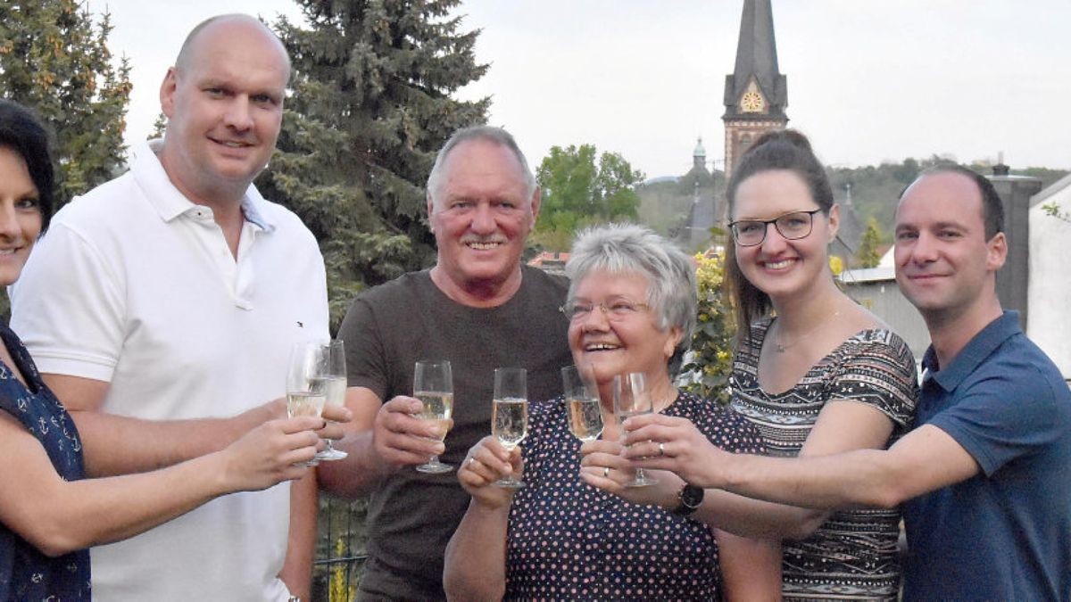 Steffen Grimm (2. von links) ) stieß Sonntagabend mit Familie und Freunden in Stockhausen auf seinen Wahlsieg an.