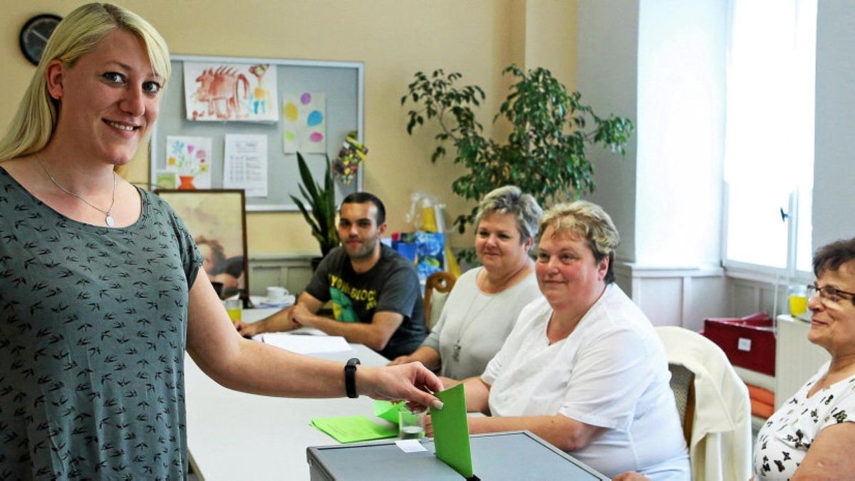 Katja Blumrich (links) wirft ihren Stichwahlzettel zur Bürgermeisterwahl in Kölleda ein. Zum Team im Wahllokal im Funkwerkmuseum gehören David Schumaier, Andrea Aschenbach, Annett Schumaier und Edith Müller.