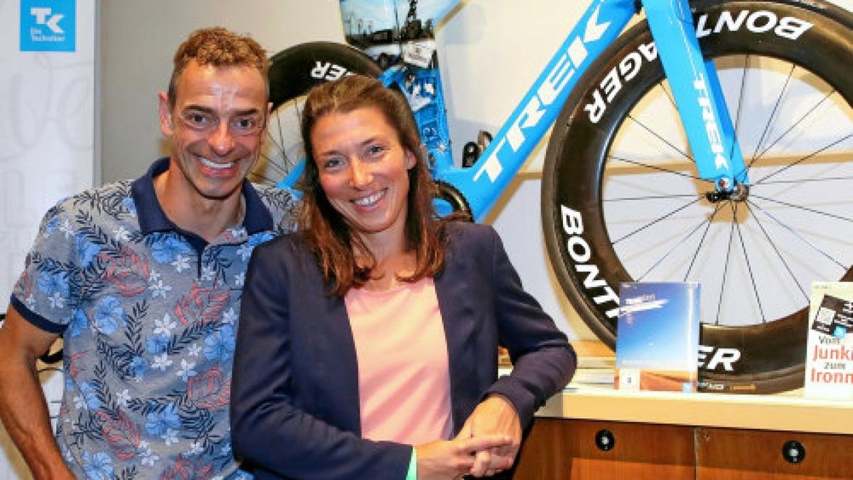 Triathlet Andreas Niedrig und Katja Dießner, Sportlehrerin des Ilmenauer Universitätssportzentrums. Foto: Andreas Heckel