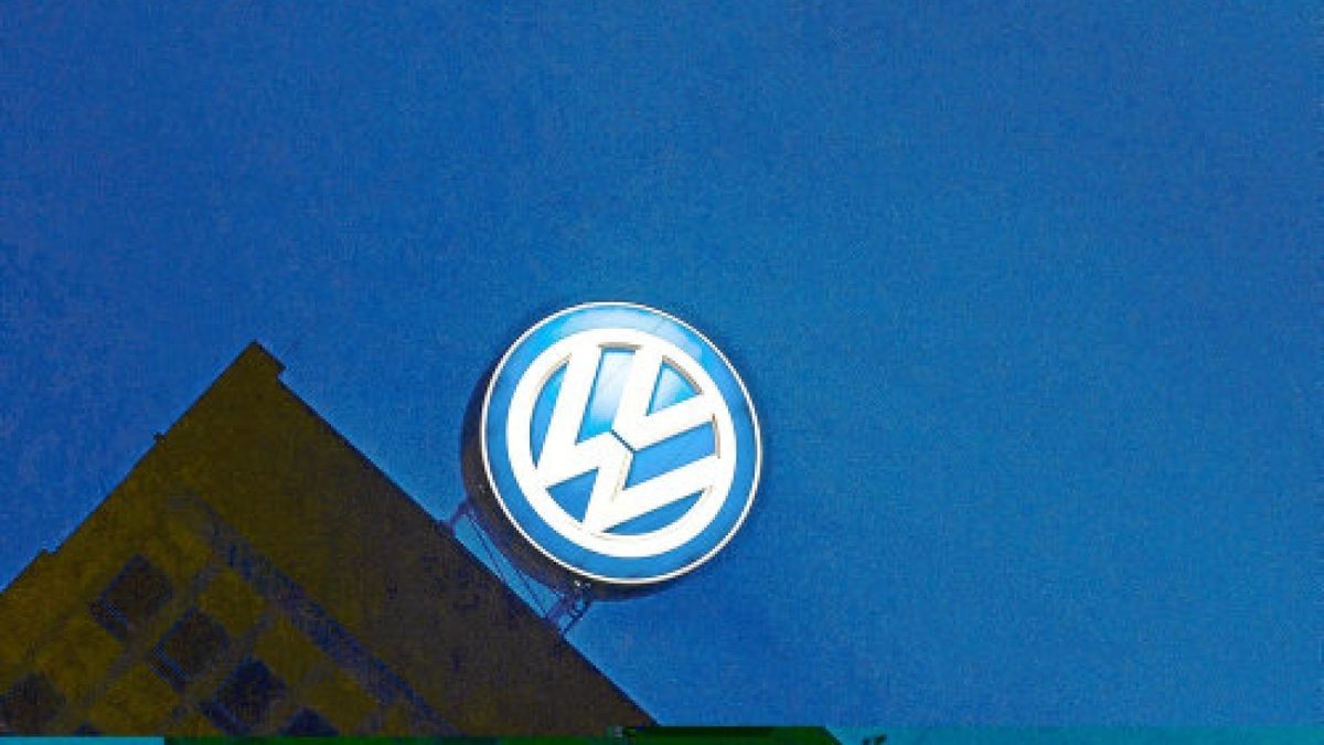 13.04.2018, Niedersachsen, Wolfsburg: Das Volkswagen-Logo leuchtet am Verwaltungshochhaus auf dem Konzerngelände. Am Vormittag sollen die Ergebnisse des VW-Aufsichtsrates zur Neuausrichtung des Konzerns auf einer Pressekonferenz vorgestellt werden. Foto: Swen Pförtner/dpa +++ dpa-Bildfunk +++Foto: Swen Pförtner