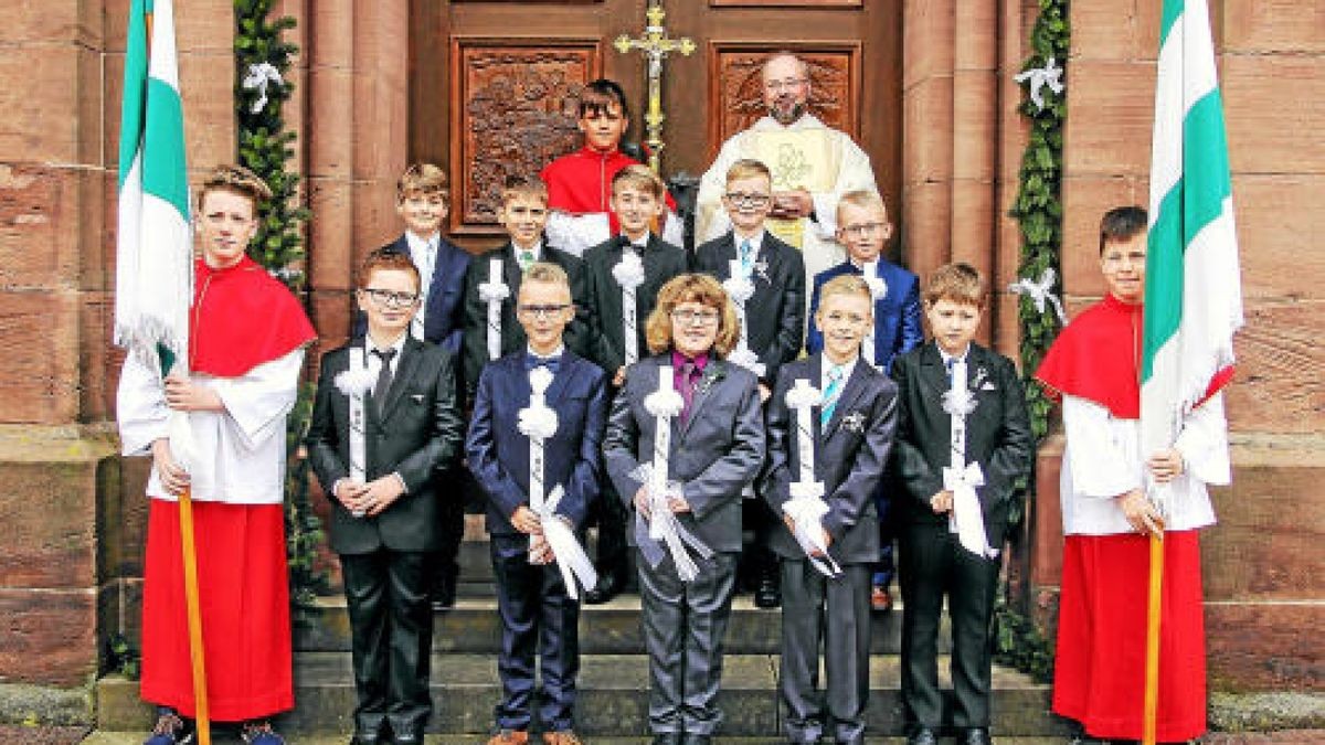 In der Kirche St. Johannes der Täufer in Wingerode haben dieses Jahr zehn Kinder ihre erste Heilige Kommunion empfangen. Stolz zeigen sich in der oberen Reihe von links Kilian Wehling, Louis Baytchev, Kristan Zwingmann, Elias Fahrig und Paul Struthmann. In der unteren Reihe sind es von links Fynn Bernd, Phil Meinl, Tommy Wenderott und Emil Nowitzki.