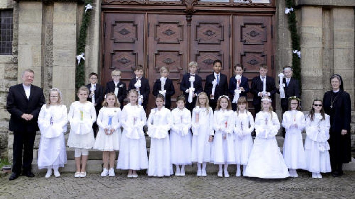 Von der Pfarrgemeinde St. Gerhard Heiligenstadt feierten Valentin Frydas, Jamie Rosenau, Marten Mehler, Titus-Dean Reis, Philip Kruse, Marc Zombou, Noah Rosenthal, Jason Flucke und Luca Christian Böhm (hinten von links) sowie Anna-Lena Kelm, Helena Gaßmann, Josefin Metze, Sara Arnold, Helena Thüne, Denise Senge, Hannah Reimann, Polina Wibe, Pia Rose, Emily Heise, Felicitas Bode und Jasmin Hesse (vorne von links) mit Pfarrer Ludger Dräger und Gemeindereferentin Schwester Maria Magdalena das Fest der ersten heiligen Kommunion. Das Foto wurde von Fotostudio Edler aufgenommen.