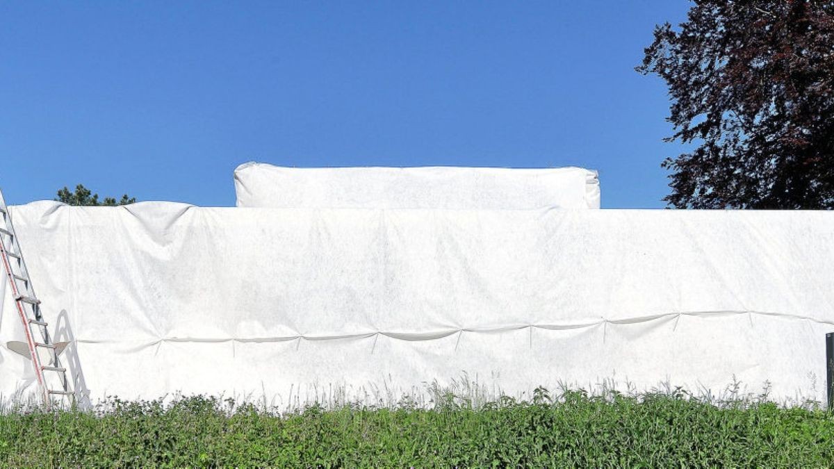 Das Haus am Horn ist verhüllt. Bis zum Herbst laufen hier Arbeiten, die das Musterhaus laut Stiftung wieder mehr dem Original annähern sollen.