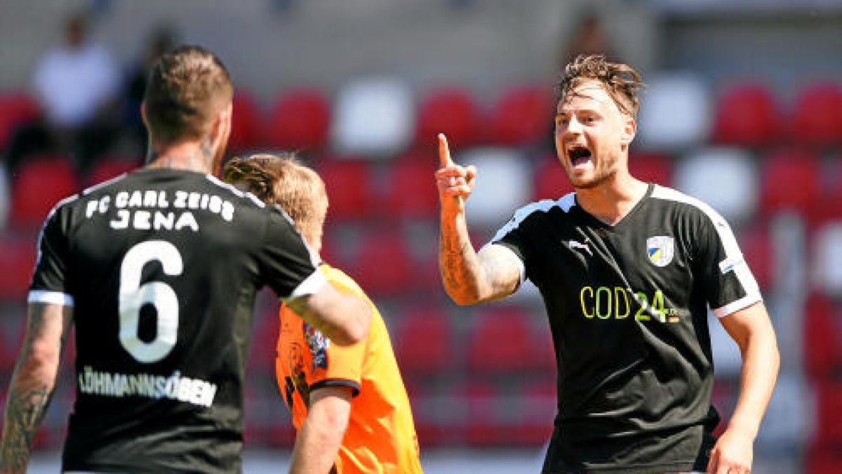 Landespokalfinale BSG Wismut Gera - FC Carl Zeiss Jena Timmy Thiele (FC Carl Zeiss Jena) bedankt sich bei Vorlagengeber Jan Löhmannsröben (FC Carl Zeiss Jena) nach dem 2:0.