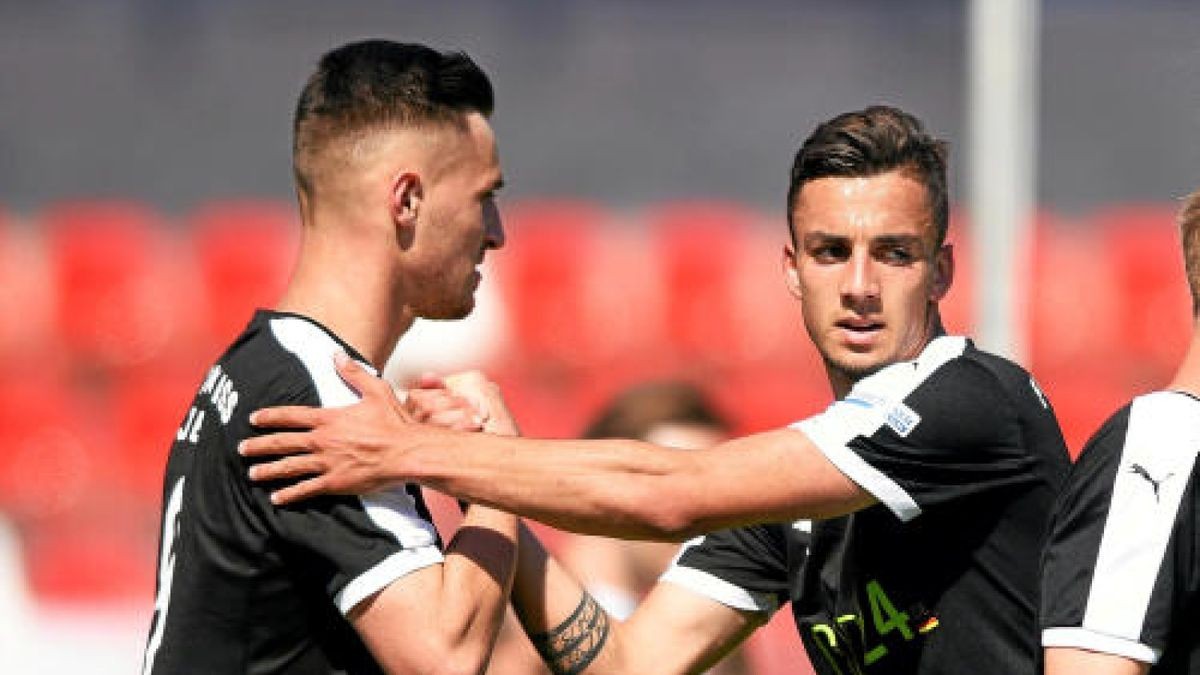 Landespokalfinale BSG Wismut Gera - FC Carl Zeiss Jena Justin Schau (FC Carl Zeiss Jena, rechts) gratuliert Maximilian Wolfram (FC Carl Zeiss Jena) zum 3:0.