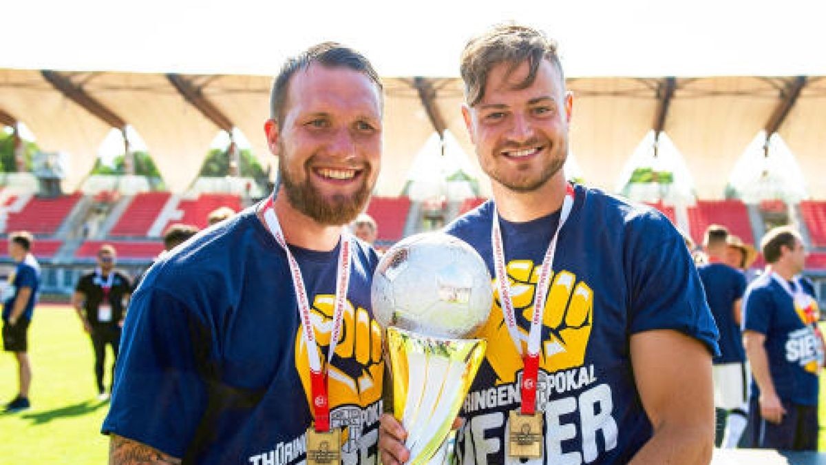 21/05/2018-Erfurt: Fussball Koestritzer Thueringen Pokal 2018 / Landespokal - Finale / Steigerwaldstadion / BSG Wismut Gera - FC Carl Zeiss Jena / im Foto: Timmy Thiele #7 (FC Carl Zeiss Jena) und Jan Loehmannsroeben #6 (FC Carl Zeiss Jena) mit dem Pokal nach dem Spiel (Foto: Sascha Fromm / Thueringer Allgemeine)