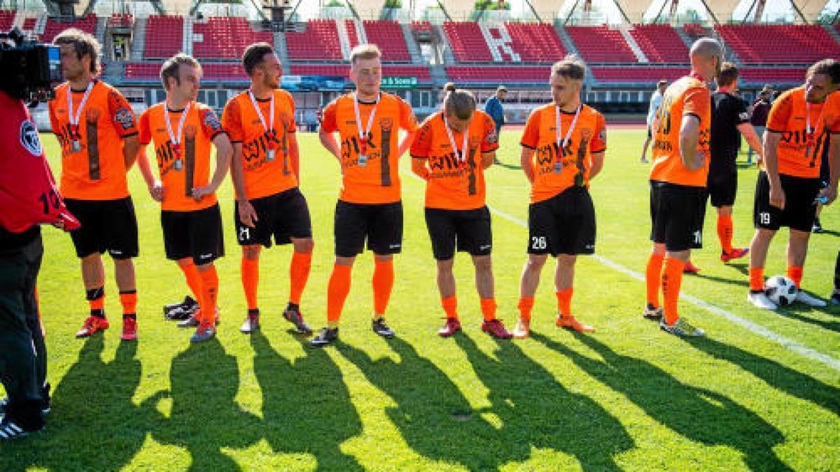 21/05/2018-Erfurt: Fussball Koestritzer Thueringen Pokal 2018 / Landespokal - Finale / Steigerwaldstadion / BSG Wismut Gera - FC Carl Zeiss Jena / im Foto: Die Geraer Mannschaft nach dem Spiel (Foto: Sascha Fromm / Thueringer Allgemeine)