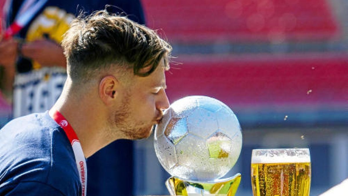 21/05/2018-Erfurt: Fussball Koestritzer Thueringen Pokal 2018 / Landespokal - Finale / Steigerwaldstadion / BSG Wismut Gera - FC Carl Zeiss Jena / im Foto: Timmy Thiele #7 (FC Carl Zeiss Jena) kuesst vor der Siegerehrung den Pokal (Foto: Sascha Fromm / Thueringer Allgemeine)