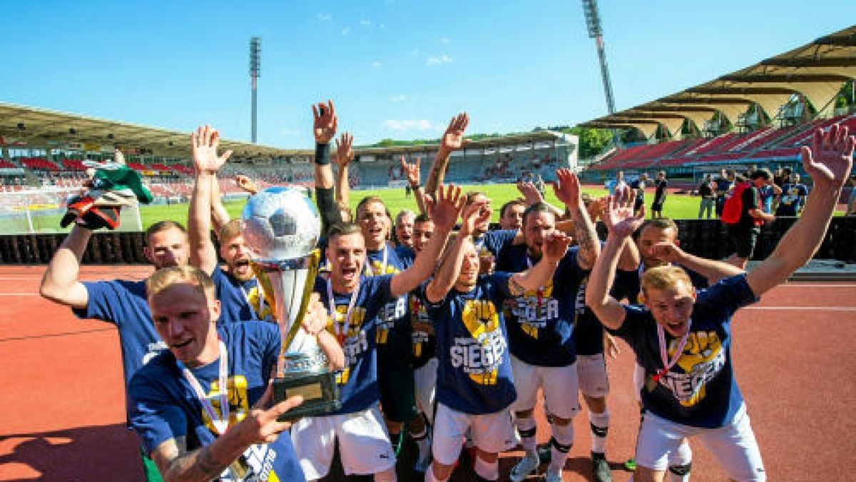 21/05/2018-Erfurt: Fussball Koestritzer Thueringen Pokal 2018 / Landespokal - Finale / Steigerwaldstadion / BSG Wismut Gera - FC Carl Zeiss Jena / im Foto: Jubel der Jenaer Mannschaft mit dem Pokal (Foto: Sascha Fromm / Thueringer Allgemeine)