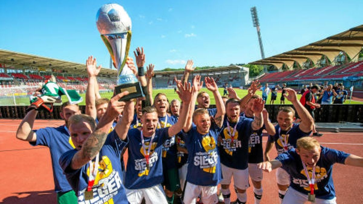 21/05/2018-Erfurt: Fussball Koestritzer Thueringen Pokal 2018 / Landespokal - Finale / Steigerwaldstadion / BSG Wismut Gera - FC Carl Zeiss Jena / im Foto: Jubel der Jenaer Mannschaft mit dem Pokal (Foto: Sascha Fromm / Thueringer Allgemeine)