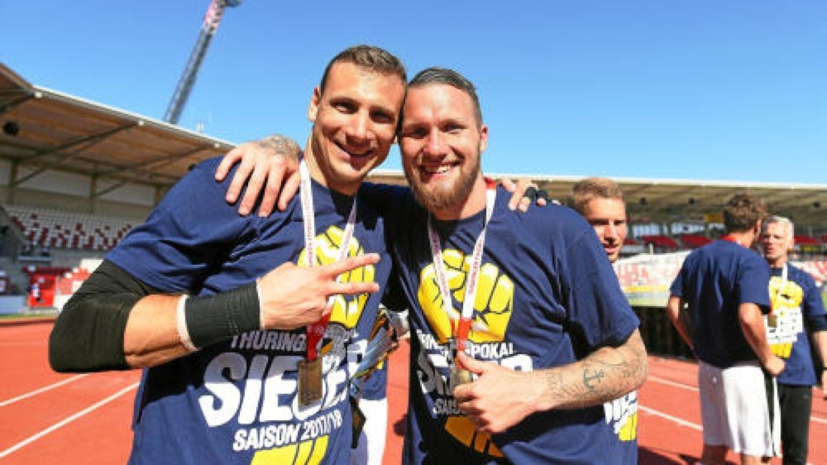 Landespokalfinale BSG Wismut Gera - FC Carl Zeiss Jena 0:5 Jo Coppens (Torwart FC Carl Zeiss Jena, links) und Jan Löhmannsröben (FC Carl Zeiss Jena)