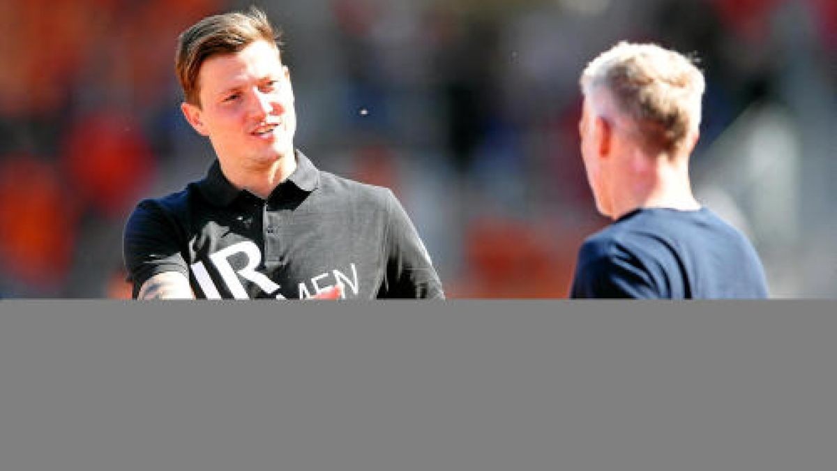 Landespokalfinale BSG Wismut Gera - FC Carl Zeiss Jena 0:5 Frank Müller (Trainer BSG Wismut Gera, links) gratuliert Mark Zimmermann (Trainer FC Carl Zeiss Jena)