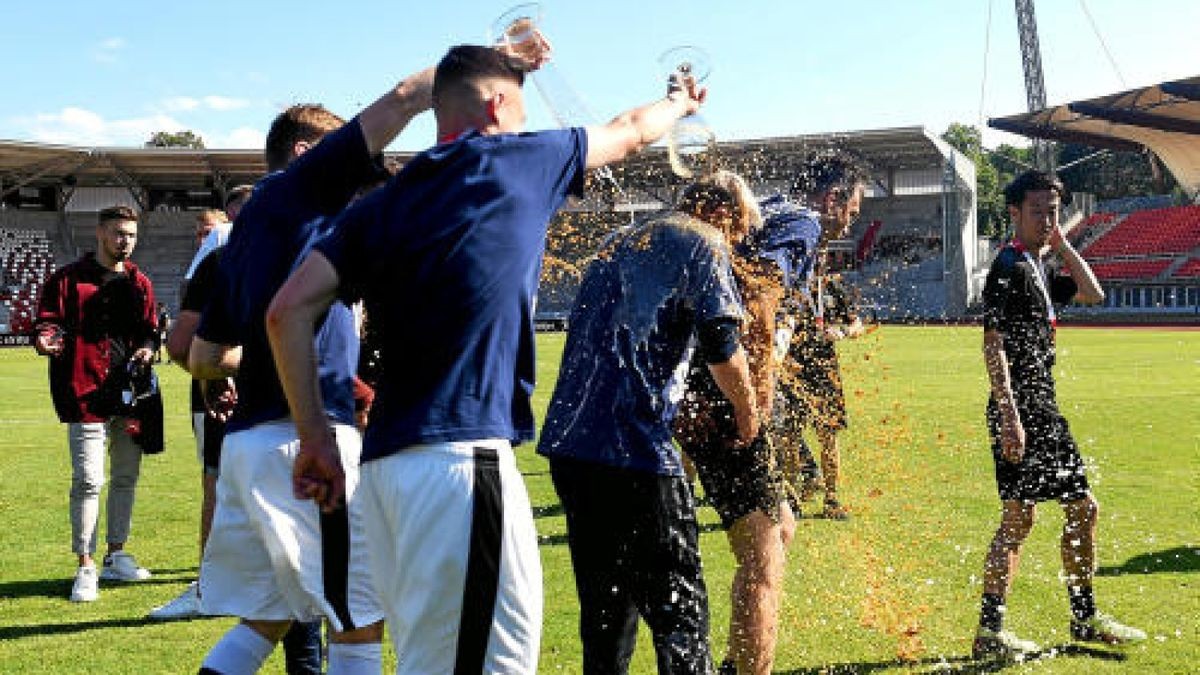 Landespokalfinale BSG Wismut Gera - FC Carl Zeiss Jena 0:5 Bierdusche für den Mark Zimmermann (Trainer FC Carl Zeiss Jena)