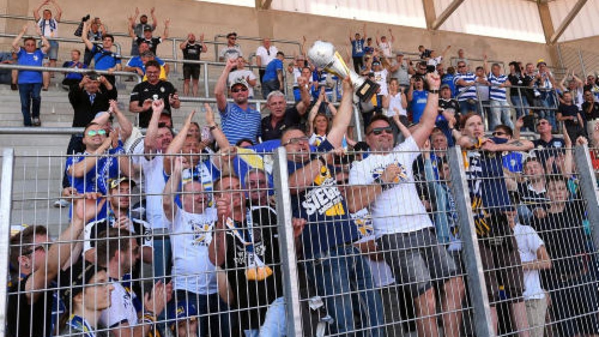 Landespokalfinale BSG Wismut Gera - FC Carl Zeiss Jena 0:5 Die Jenaer Fans jubeln mit dem Pokal.