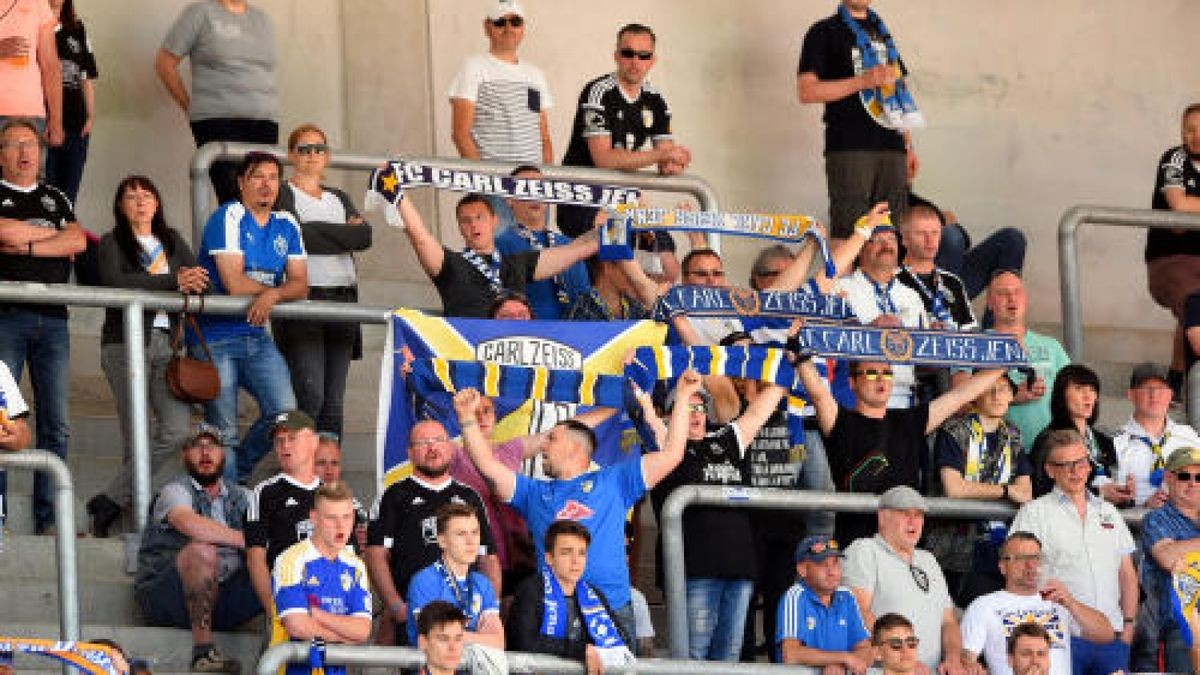 Landespokalfinale BSG Wismut Gera - FC Carl Zeiss Jena Jenaer Fans im Stadion